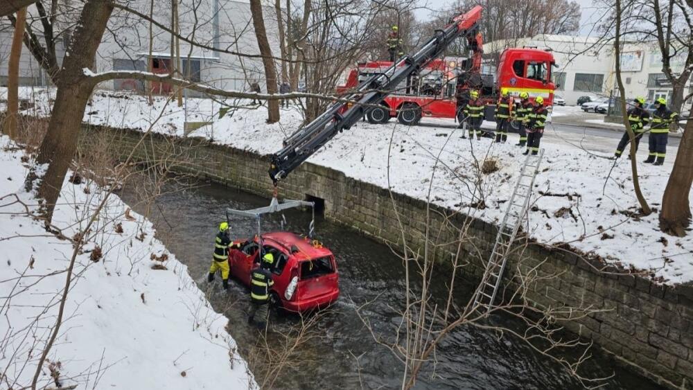 Za pomoci vyprošťovacího automobilu HZS podniku Správa železnic Liberec se vůz podařilo z řeky vytáhnout, foto: HZS LK